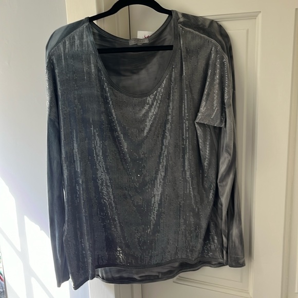 NWT Bellamore Italian designer top** Sz med ** grayish and blue color w/sequence - Picture 1 of 5